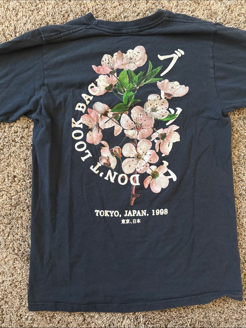 Pleasant Getaways Tokyo Japan 1998 Cherry Blossom Graphic T-Shirt Mens Small - Picture 4 of 4